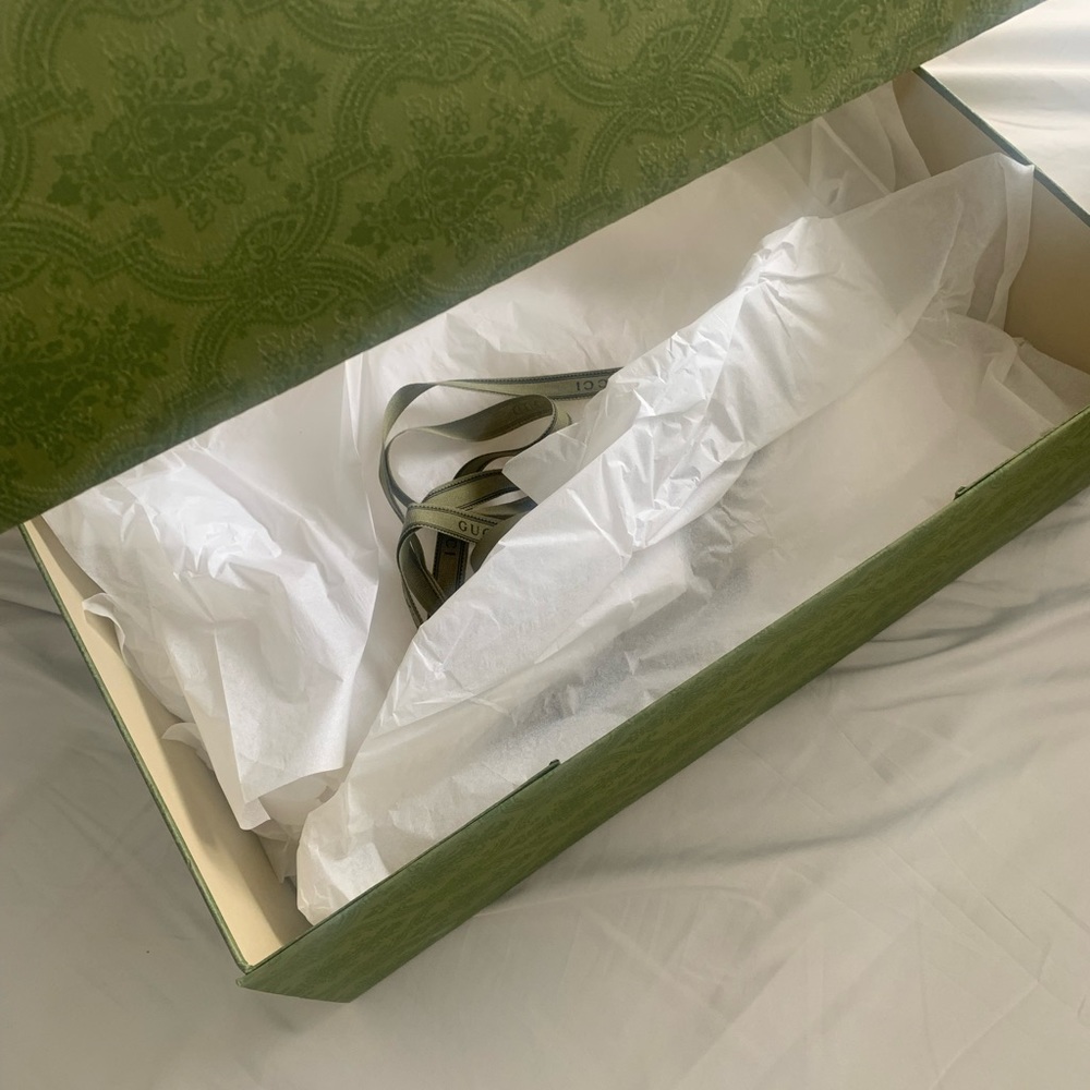 Gucci purse box and bag for the box